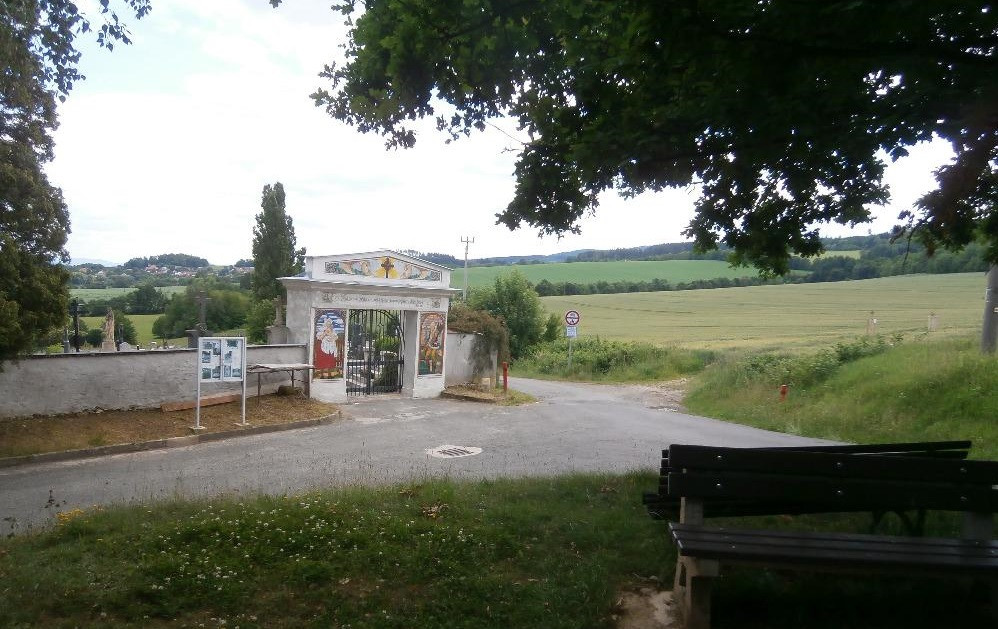 Více než 70 let stará mozaika na hřbitovní bráně v Klenčí opět září novotou