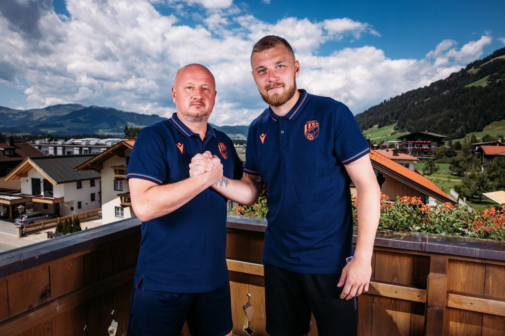 Brankář Jindřich Staněk prodloužil až do roku 2025 smlouvu s FC Viktoria Plzeň. Na snímku s generálním ředitelem klubu Adolfem Šádkem