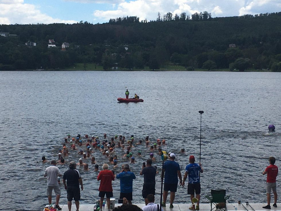 Do Brněnské přehrady naskáčou dálkoví plavci. Sinice závod nezkazí, tvrdí organizátoři