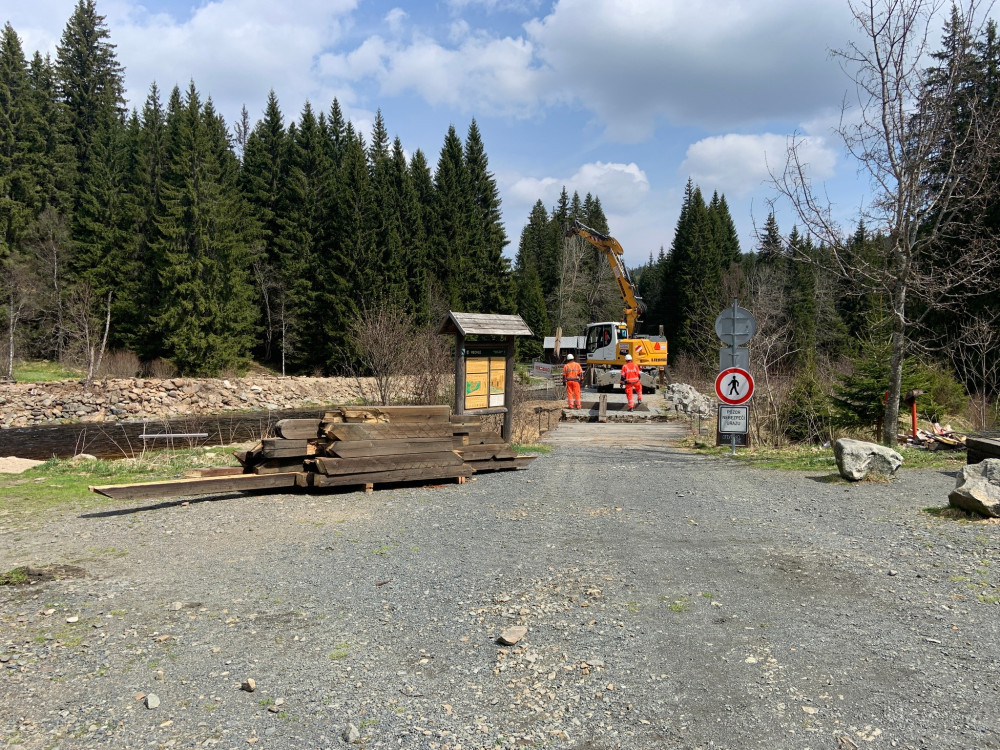 Počasí zpozdilo opravu hradlového mostu u Modravy, otevře se později