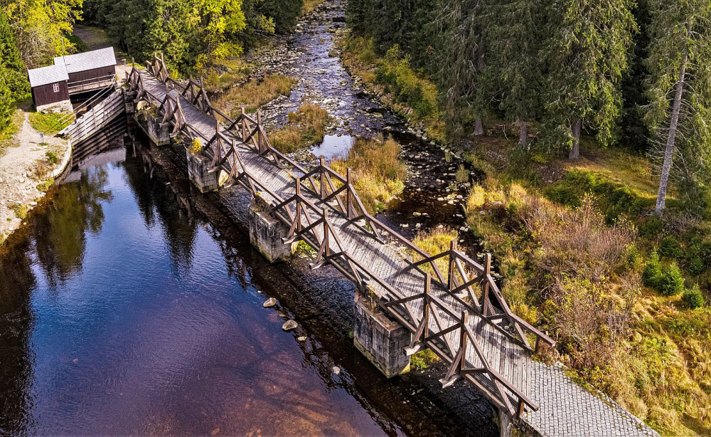 Počasí zpozdilo opravu hradlového mostu u Modravy, otevře se později