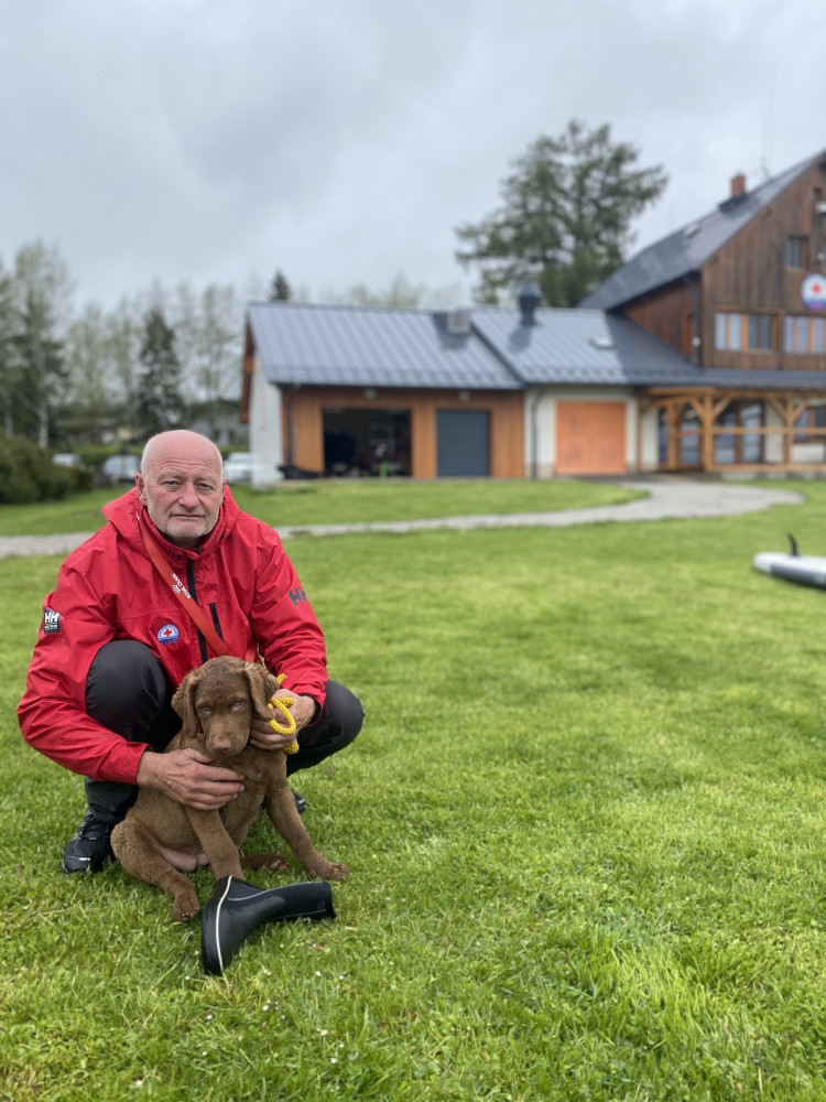 Na raftu sedí pět lidí včetně tří dětí a nikdo nemá vestu, kroutí hlavou šéf vodních záchranářů