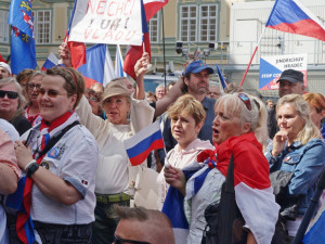 VIDEO: Na protestu proti vládě v centru Prahy zatkla policie muže s vytetovanou svastikou