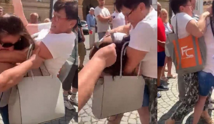 Příznivkyně Babiše napadla na jeho mítinku ženu, která akci rušila pískáním. Ta agresorku kousla do ruky.