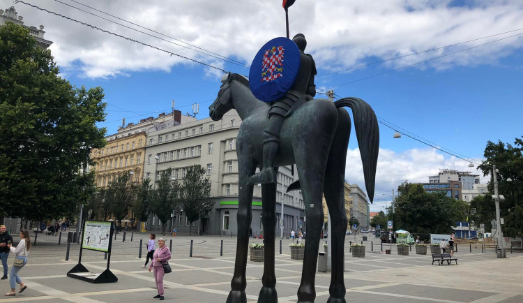 Dav aktivistů v Brně zaútočil na sochu Jošta. Strhl z něj ukrajinskou vlajku