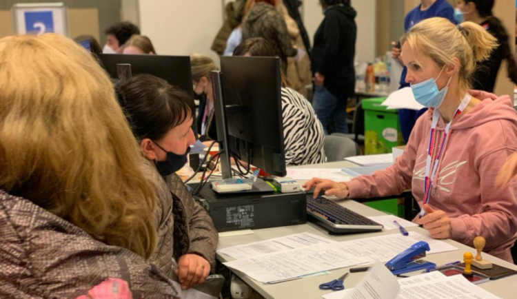 Nemůžeme přijímat lidi, když se o ně neumíme postarat, hlásil Hřib. Centrum pro uprchlíky však dnes opět otvírá