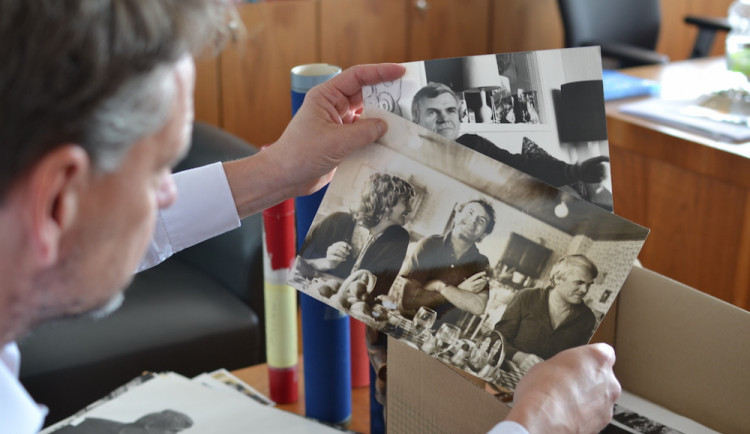 Tomáš Kubíček rozbaluje archiv Milana Kundery.