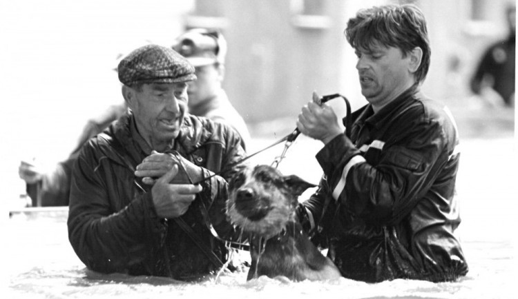 Při povodních před 25 lety lidé bojovali s živly. Vznikaly emotivní fotografie.