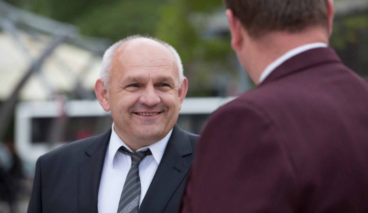 Rasistický výrok starosty odsoudila strana i další politici. Na zastupitelstvu pronesl historku o střílení Romů.