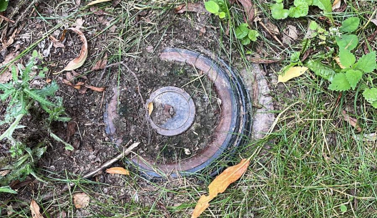 Muž našel při sekání trávy na zahradě protitankovou minu