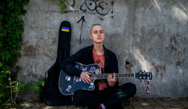 Šestnáctiletý Ukrajinec si sám zvyká na život v Ostravě, přijel jen s kytarou