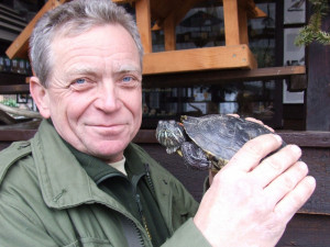 Václav Kural starší a jedna z želv, která se před lety dostala do plzeňské záchranné stanice živočichů, foto: archiv Karla Makoně