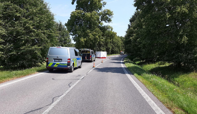 Řidič na Frýdlantsku narazil z neznámých příčin do stromu. Na místě zemřel