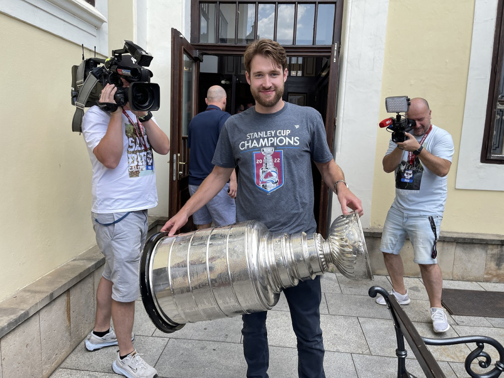 Slavný Stanley Cup je na den v Plzni. Domů ho přivezl ukázat fanouškům vítěz NHL, brankář Colorada Pavel Francouz