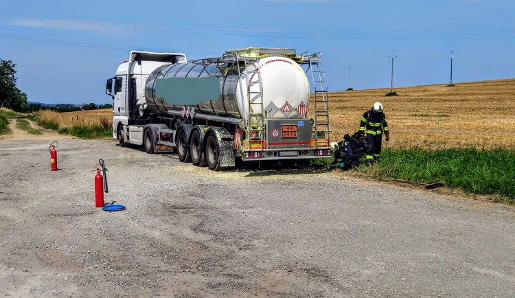 Z cisterny na silnici za Pískem unikla síra. Provoz byl omezený