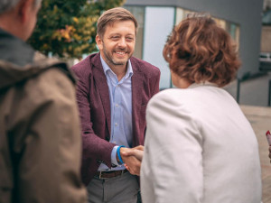 Poslanci STAN navrhli zpřísnit stranám podmínky pro přijímání darů