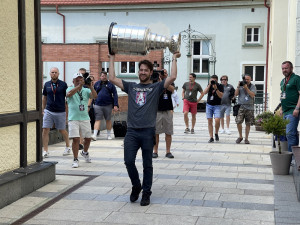 Slavný Stanley Cup je na den v Plzni. Domů ho přivezl ukázat fanouškům vítěz NHL, brankář Pavel Francouz