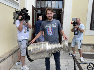 Slavný Stanley Cup je na den v Plzni. Domů ho přivezl ukázat fanouškům vítěz NHL, brankář Pavel Francouz