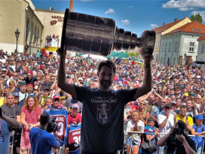 Slavný Stanley Cup je na den v Plzni. Domů ho přivezl ukázat fanouškům vítěz NHL, brankář Pavel Francouz