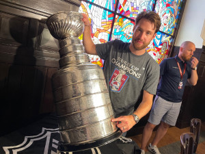 Slavný Stanley Cup je na den v Plzni. Domů ho přivezl ukázat fanouškům vítěz NHL, brankář Pavel Francouz