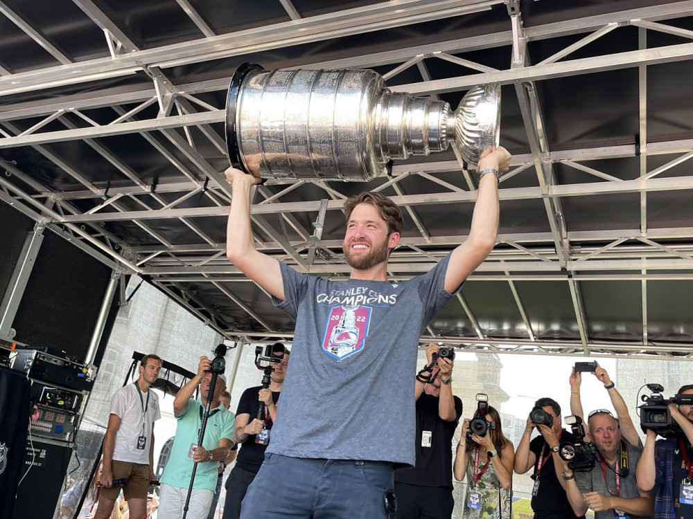 Slavný Stanley Cup je na den v Plzni. Domů ho přivezl ukázat fanouškům vítěz NHL, brankář Pavel Francouz