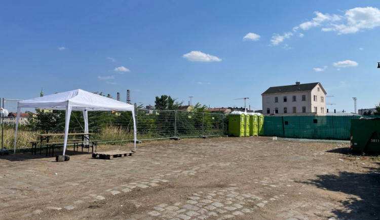 Brno uklidilo a zavřelo oplocené centrum po ukrajinských Romech. Odjeli do Maďarska.