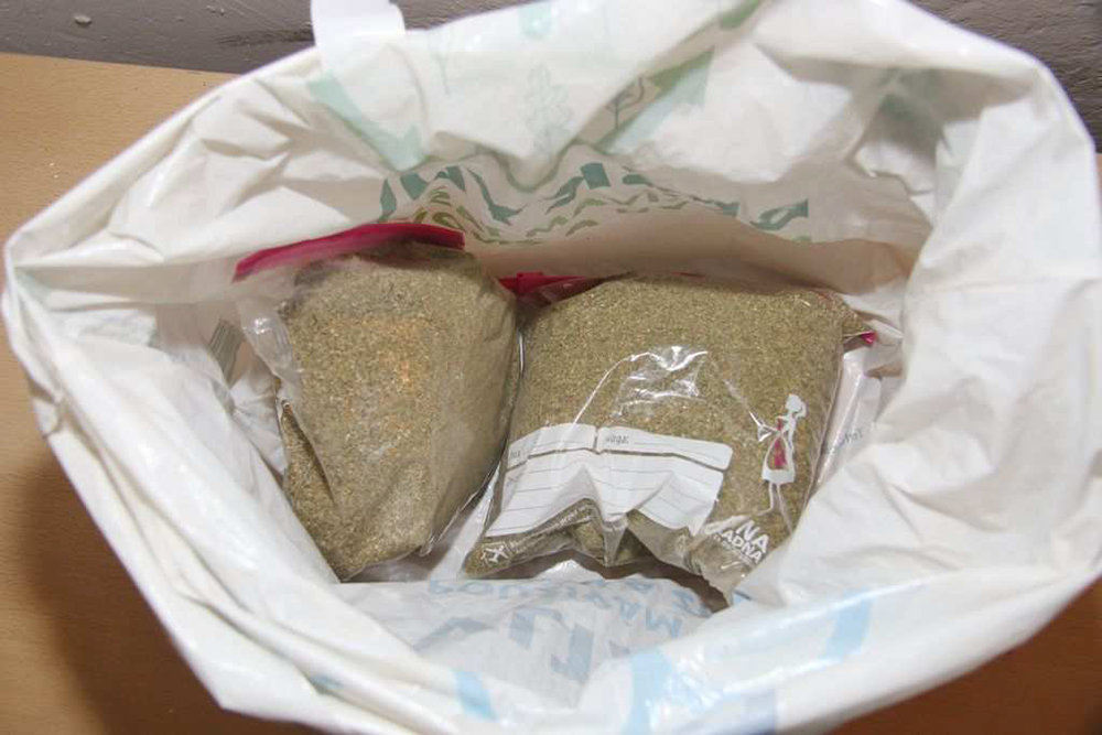 Přerovští kriminalisté zadrželi drogového dealera. Při prohlídce našli marihuanu i pervitin