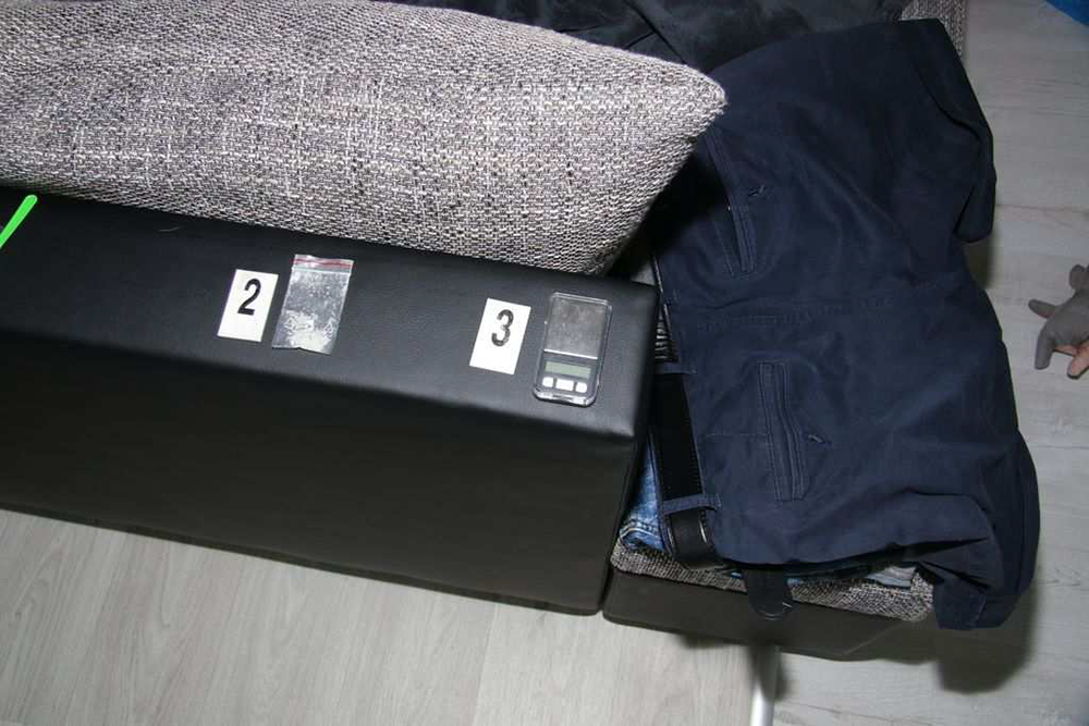 Přerovští kriminalisté zadrželi drogového dealera. Při prohlídce našli marihuanu i pervitin