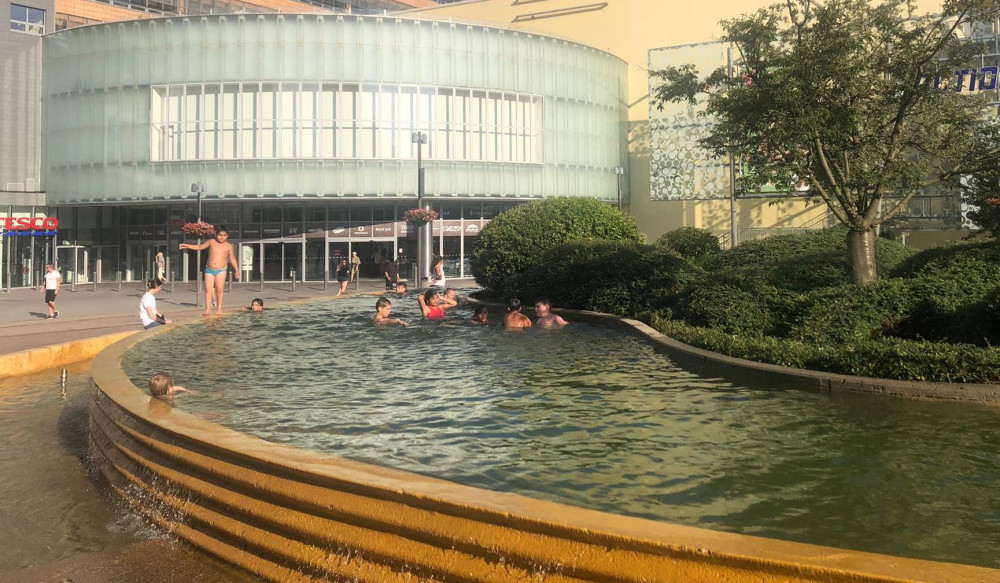 Kašna funguje jako bazén.