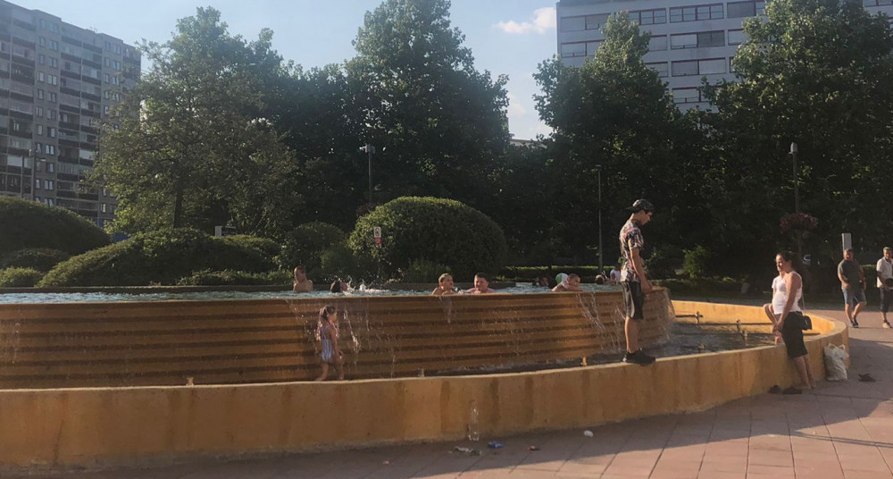 Kašna v Praze 10 i přes zákaz slouží jako koupaliště. Upozornění ostrahy lidé ignorují