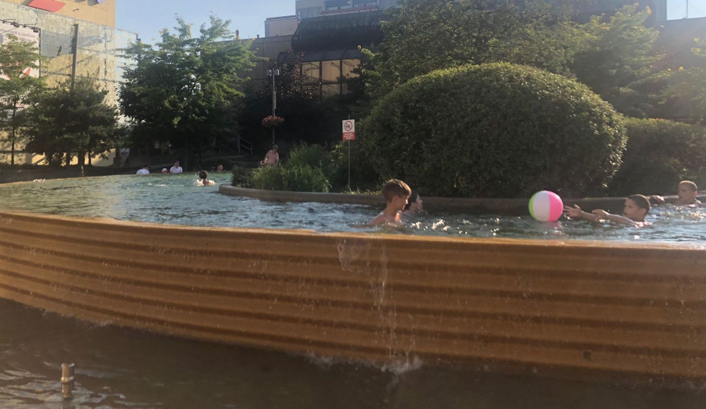 Kašna v Praze 10 i přes zákaz slouží jako koupaliště. Upozornění ostrahy lidé ignorují