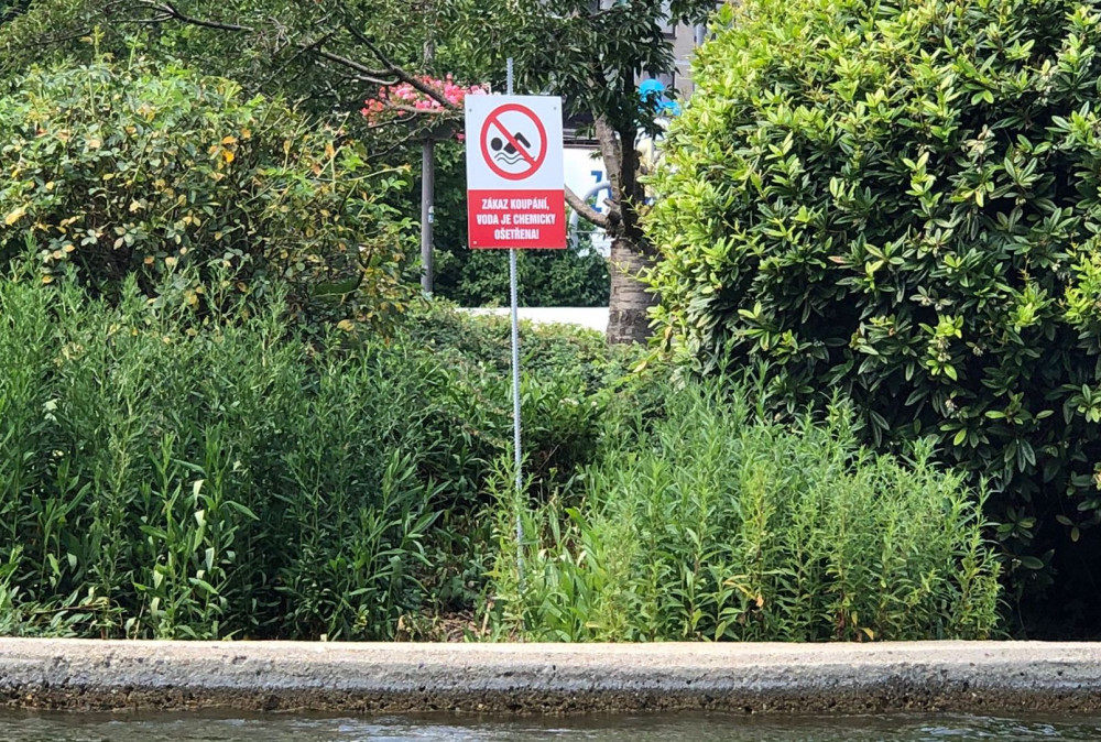 Kašna v Praze 10 i přes zákaz slouží jako koupaliště. Upozornění ostrahy lidé ignorují