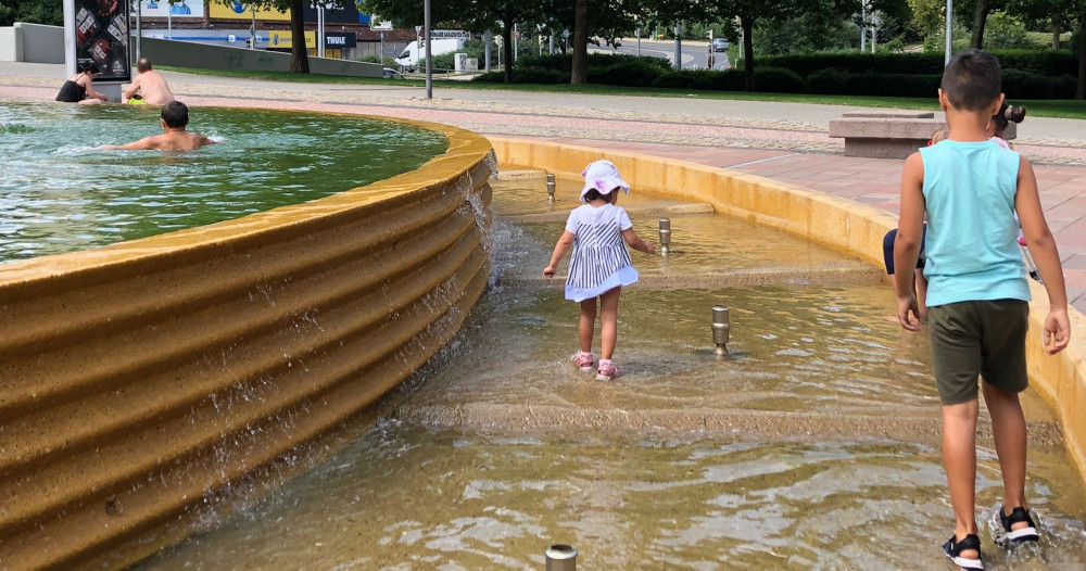 Kašna v Praze 10 i přes zákaz slouží jako koupaliště. Upozornění ostrahy lidé ignorují