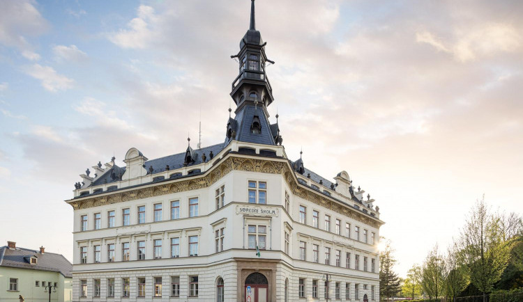 Památkou roku 2021 se stala škola v Jilemnici s obnoveným pláštěm. Dodává budově autentický vzhled