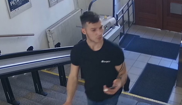 VIDEO: Mladík navštívil pražskou konzervatoř. Nedychtil po vzdělání, ale po lupu