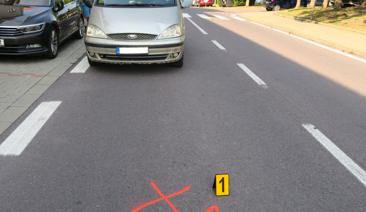 Chlapce na jižní Moravě srazilo na přechodu auto, je těžce zraněný