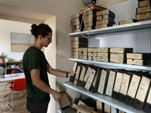 Brněnský fotograf našel u popelnic rozsáhlý fotoarchiv Zbrojovky. Snímky čeká záchrana