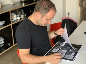 Brněnský fotograf našel u popelnic rozsáhlý fotoarchiv Zbrojovky. Snímky čeká záchrana