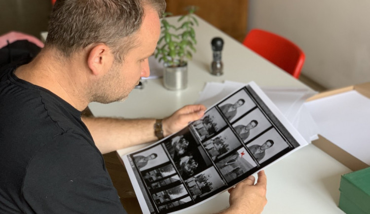 Brněnský fotograf našel u popelnic rozsáhlý fotoarchiv Zbrojovky. Snímky čeká záchrana.