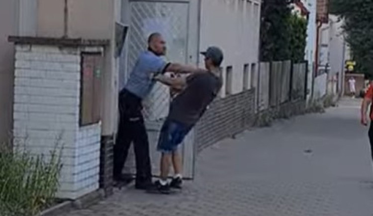 VIDEO: Policista neudržel nervy na uzdě a napadl provokatéra. Bylo s ním zahájeno kázeňské řízení