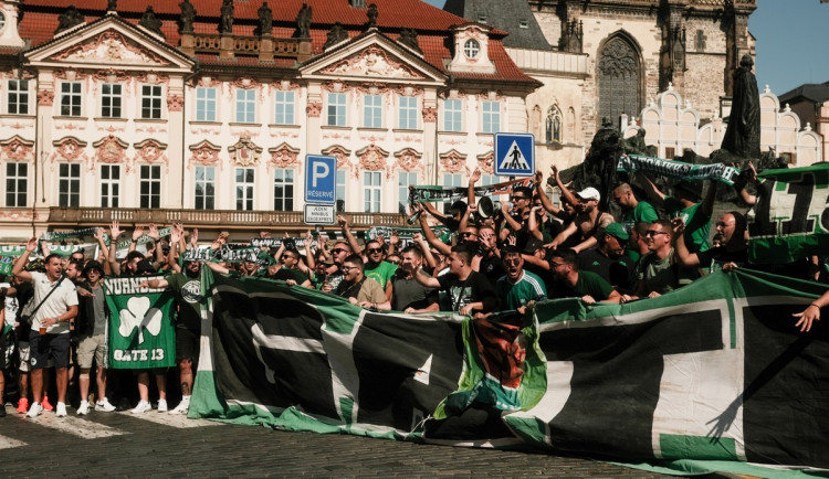 FOTOGALERIE: Centrum Prahy obsadili řečtí fanoušci, míří na večerní zápas se Slavií