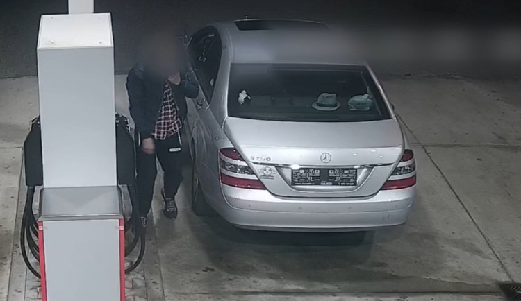 VIDEO: Policisté zadrželi muže, který v Praze kradl a vykrádal auta