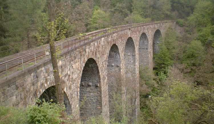 Muži, který chtěl ukončit život skokem z mostu, zachránila život náhoda a rychlý zásah policie