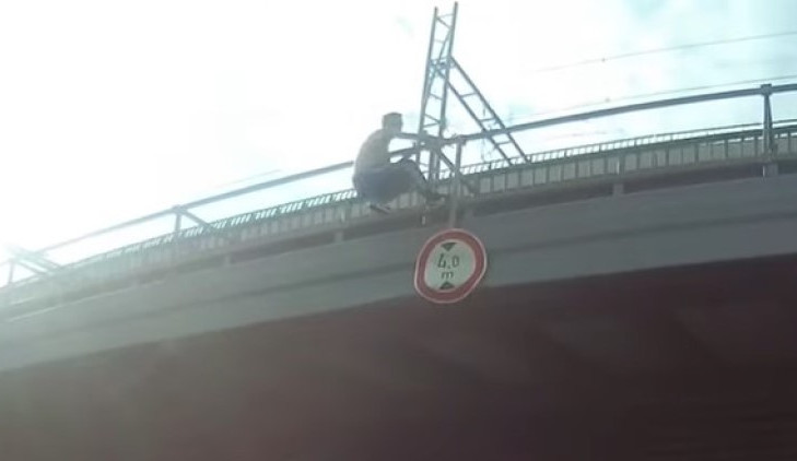 VIDEO: Zfetovaný muž se houpal na mostní konstrukci. Zachránili ho policisté 