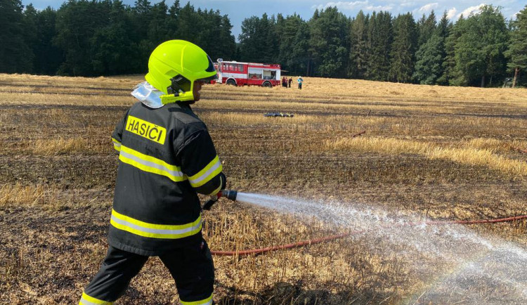 U Besednice hořelo pole. Zasahovalo sedm cisteren