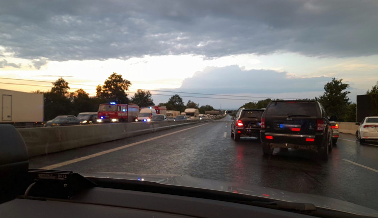 Policie uzavřela dálnici D1 v obou směrech. Provoz byl obnoven dnes nad ránem