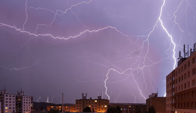 V Čechách se v pátek místy vyskytnou silné bouřky