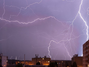 V Čechách se v pátek místy vyskytnou silné bouřky