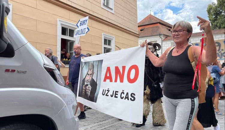 Vondrášek nechá prošetřit incidenty z Babišových mítinků. Ostře zkritizoval policistu v kšiltovce hnutí ANO.