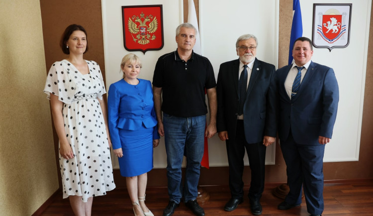 Senátor Jaroslav Doubrava (druhý zprava) při jednání s šéfem Rusy zřízené „Republiky Krym“.